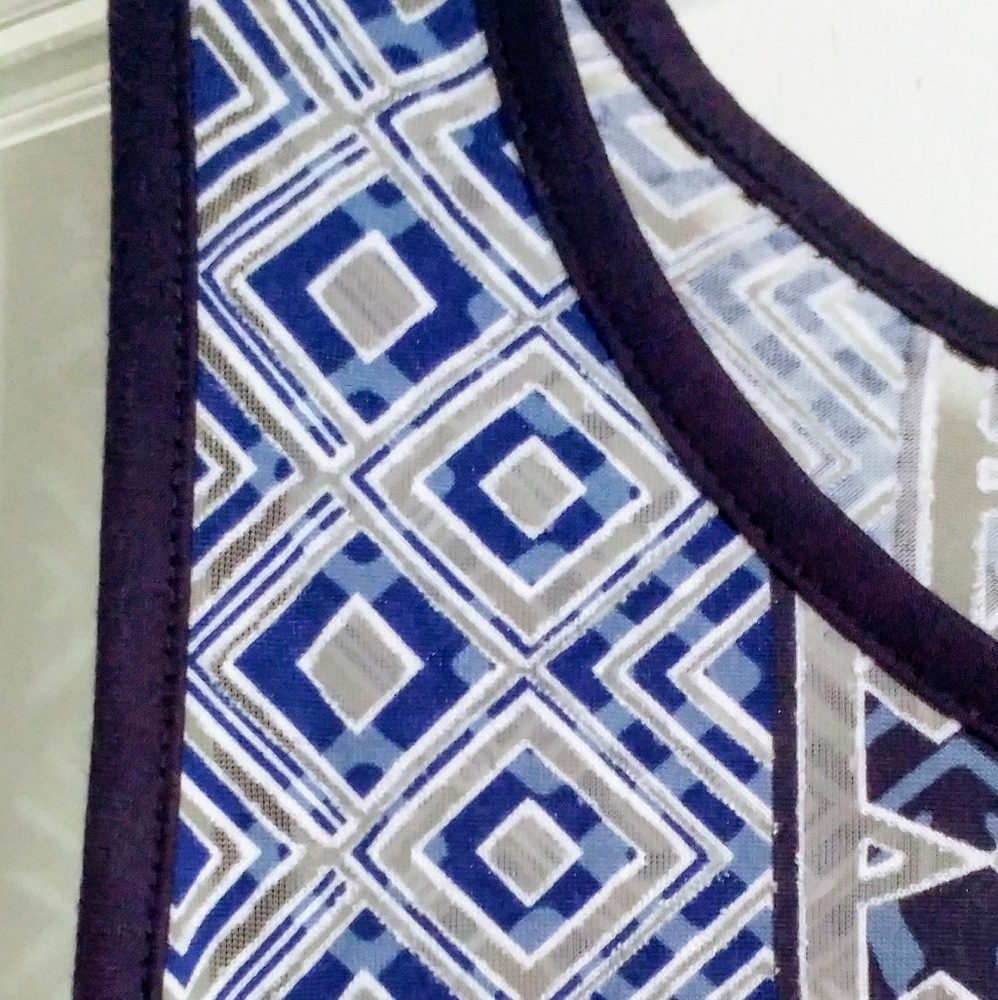 Sleeveless Blue Geometric Design High-Low Tank - Picture 4 of 7